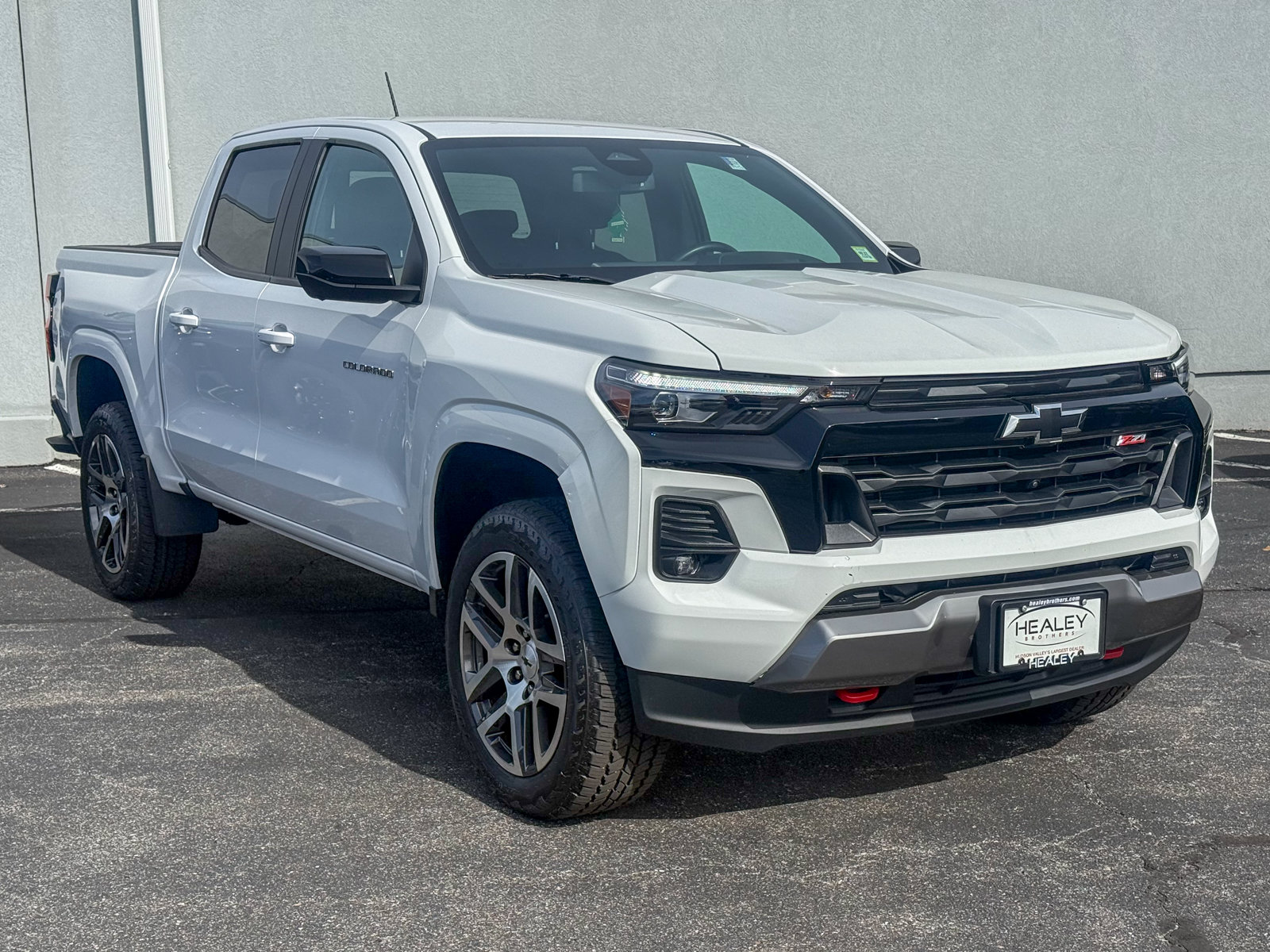 Photo view of 2023 Chevrolet Colorado in White