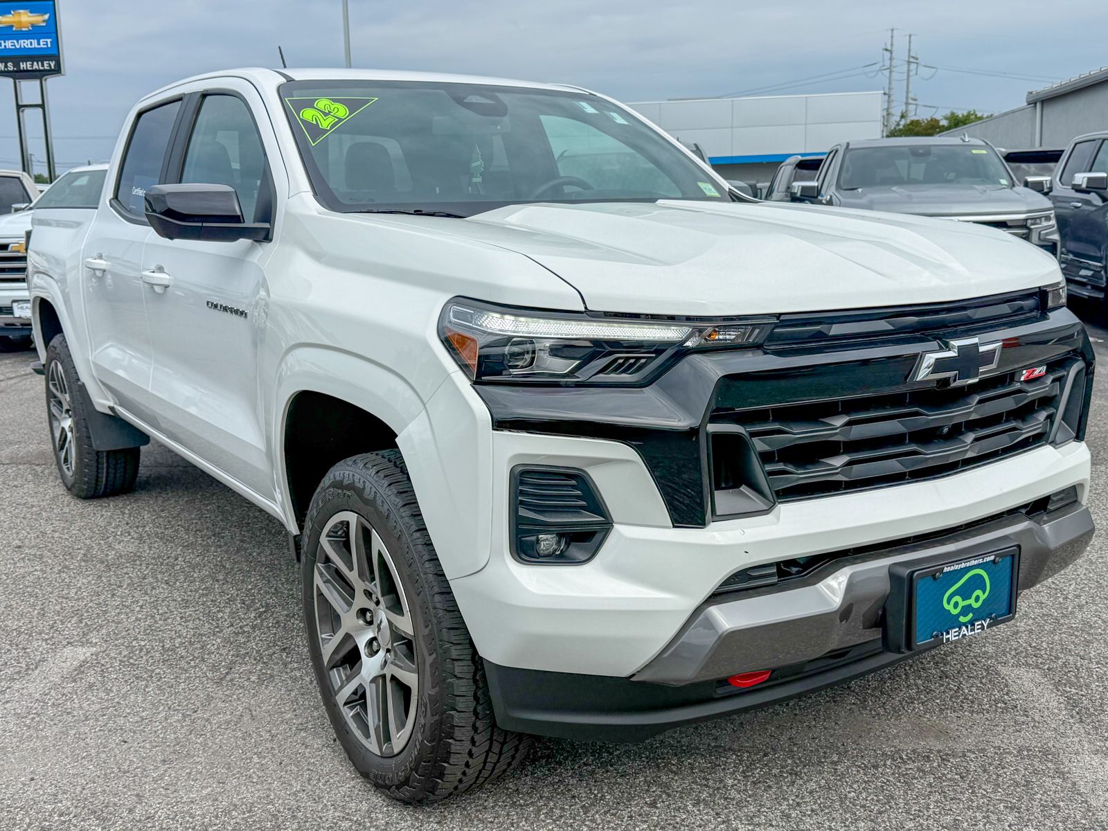 Photo view of 2023 Chevrolet Colorado in White