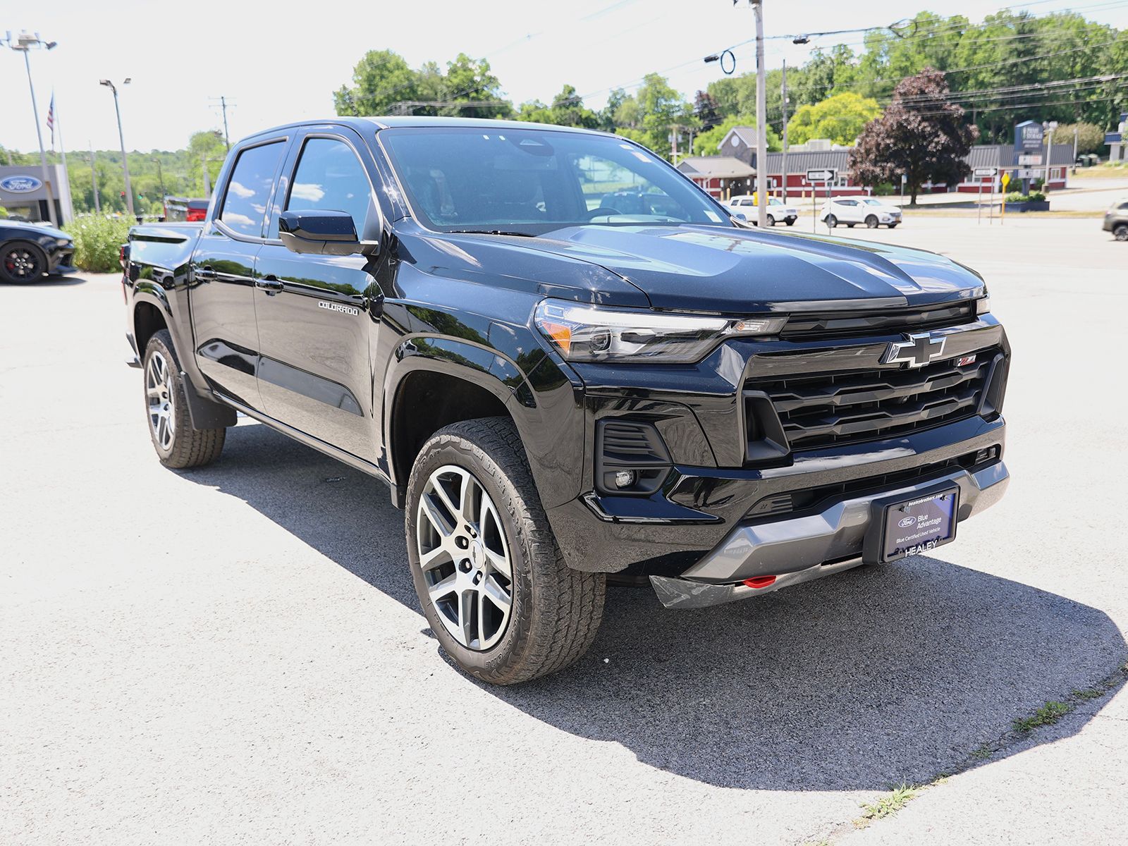 Photo view of 2023 Chevrolet Colorado in Black