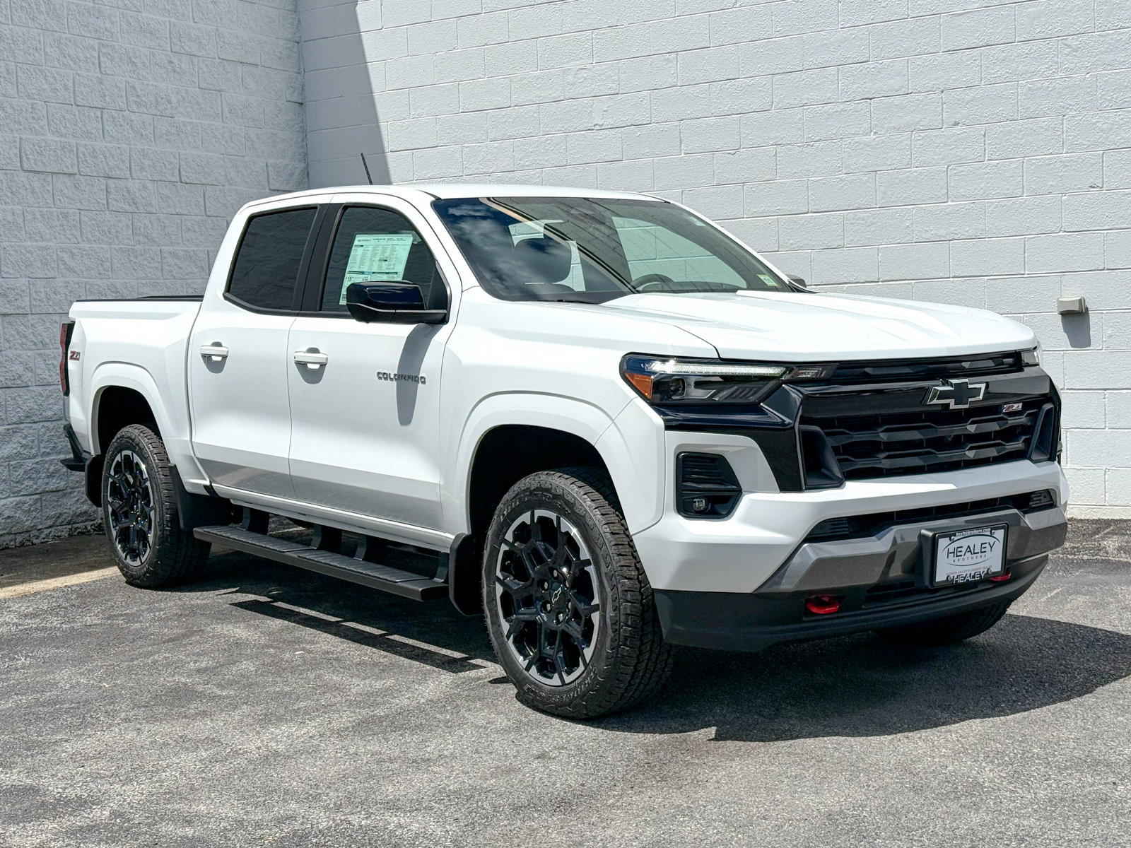 Photo view of 2026 Chevrolet Colorado in White