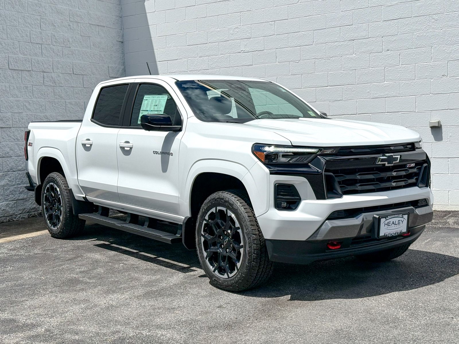 Photo view of 2026 Chevrolet Colorado in White