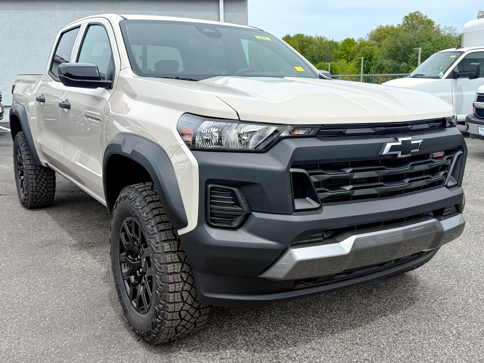 Photo view of 2026 Chevrolet Colorado in Tan
