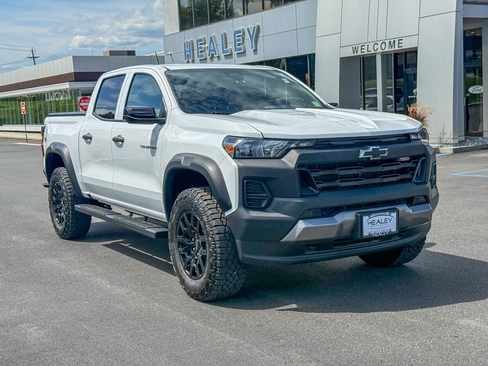 Photo view of 2026 Chevrolet Colorado in White