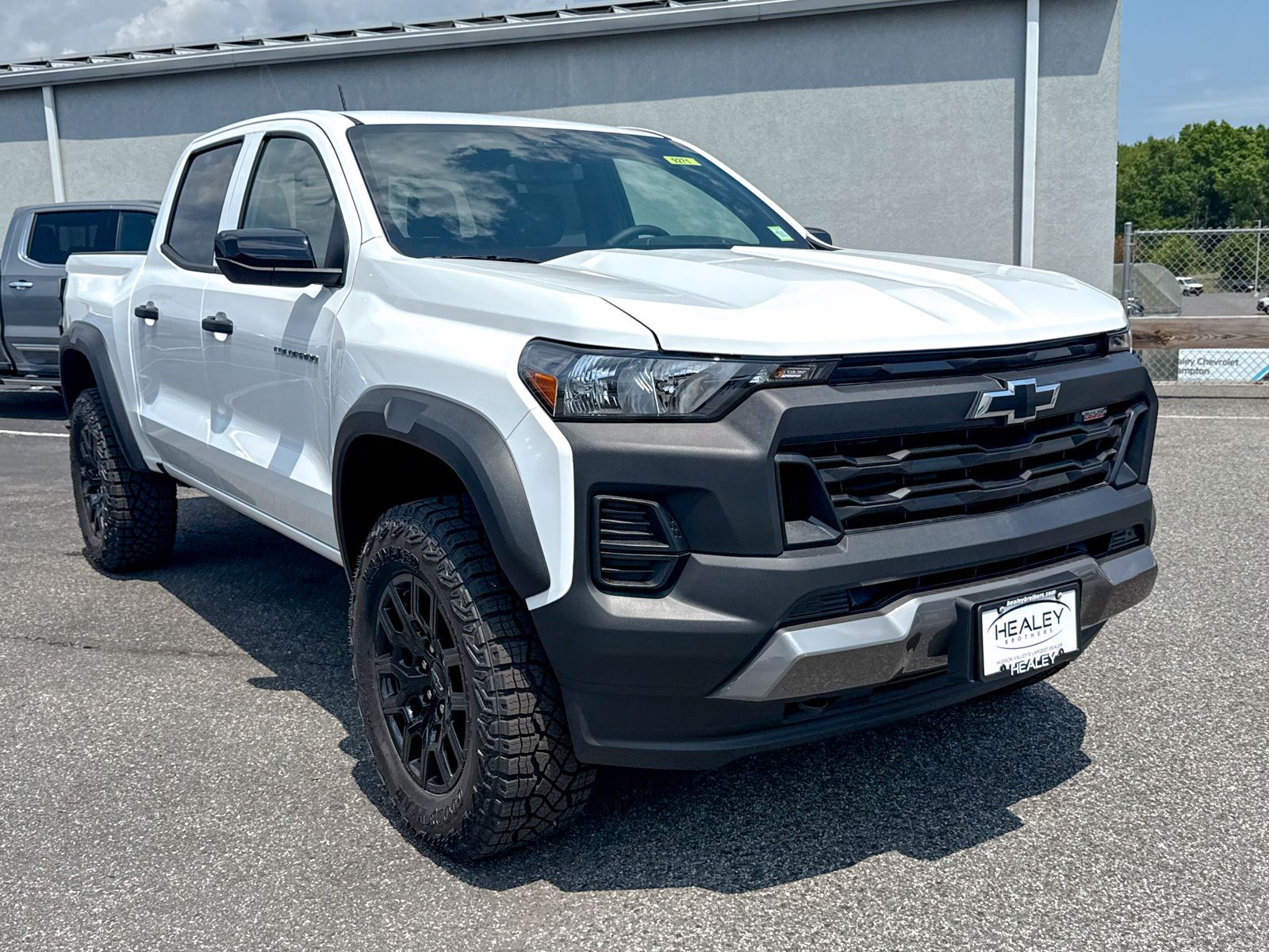 Photo view of 2026 Chevrolet Colorado in White