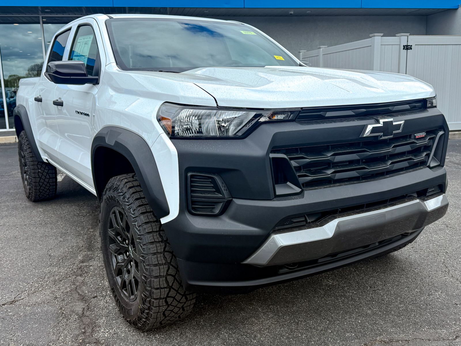 Photo view of 2026 Chevrolet Colorado in White