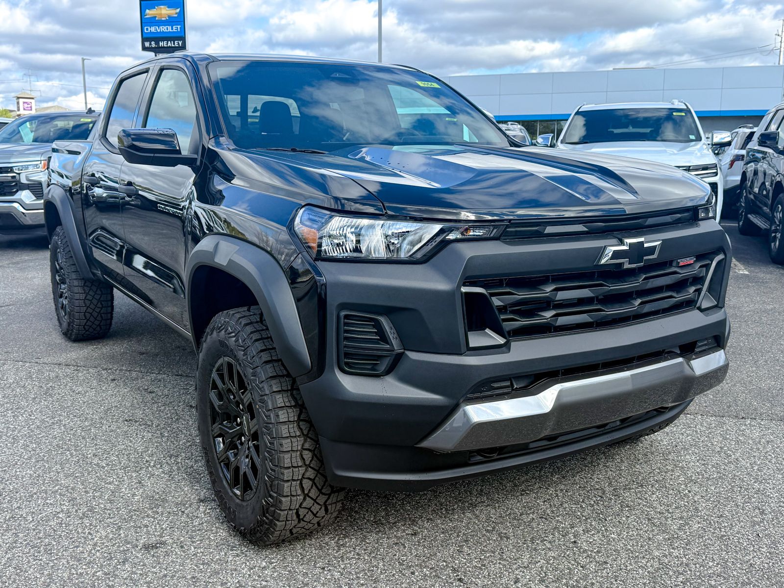 Photo view of 2026 Chevrolet Colorado in Black
