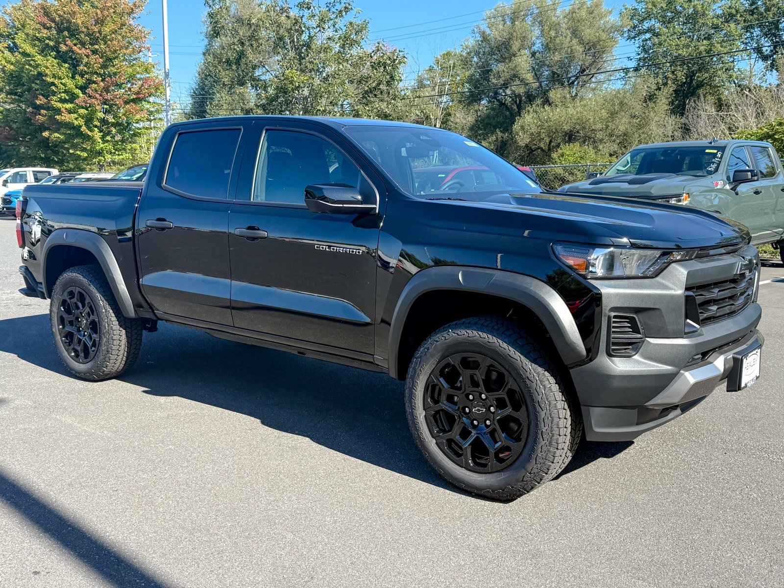 Photo view of 2026 Chevrolet Colorado in Black