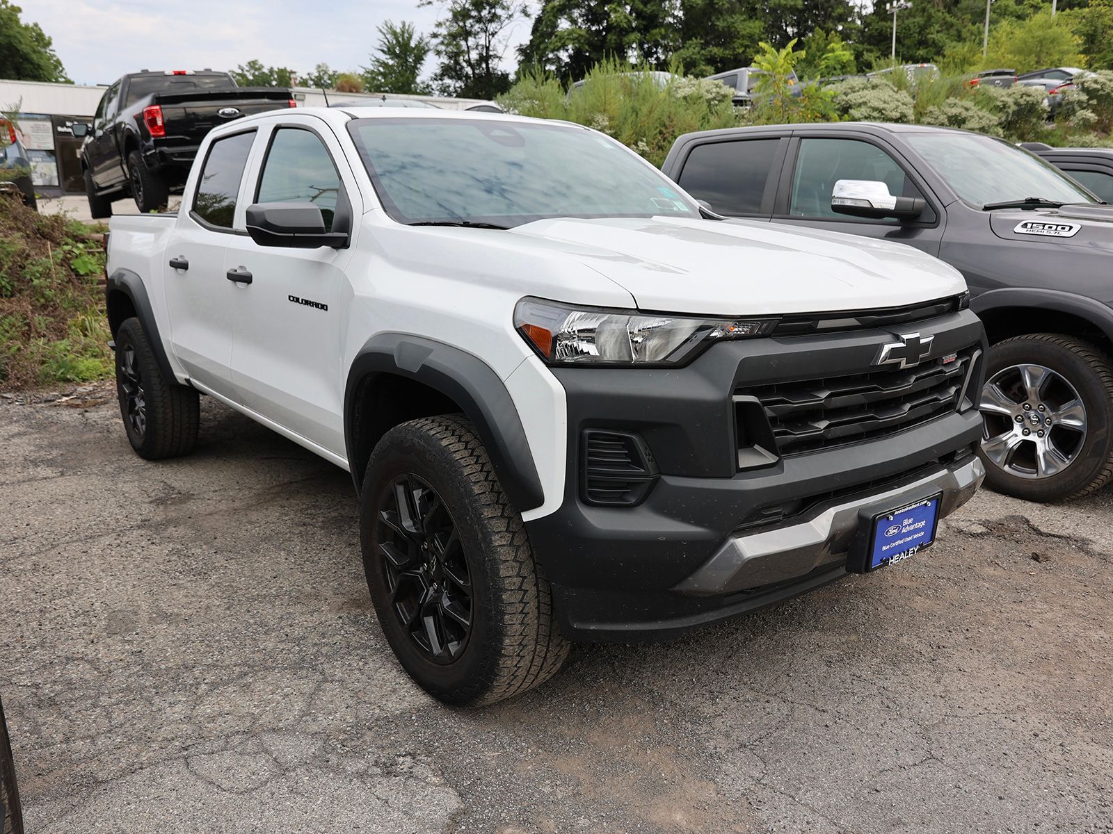 Photo view of 2023 Chevrolet Colorado in White