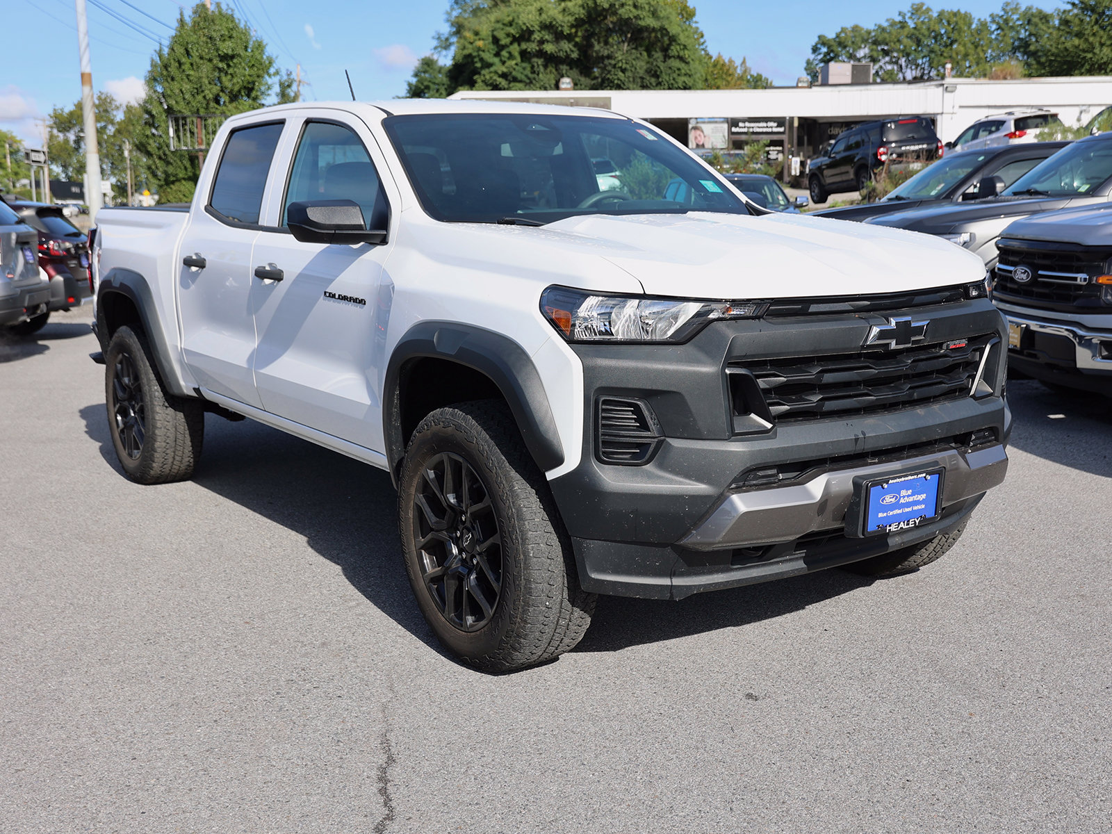 Photo view of 2023 Chevrolet Colorado in White