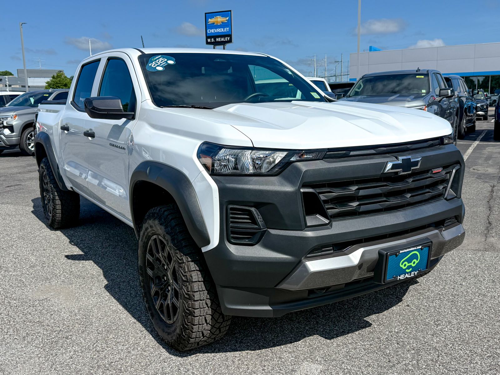 Photo view of 2025 Chevrolet Colorado in White