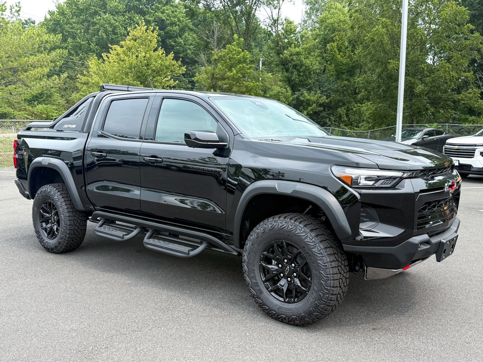 Photo view of 2025 Chevrolet Colorado in Black