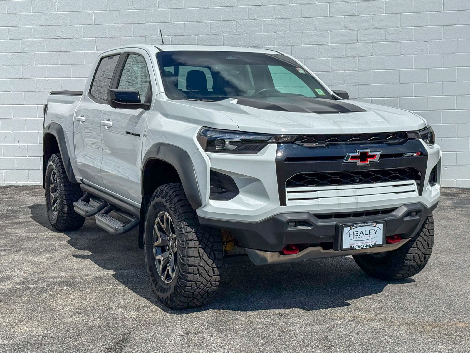 Photo view of 2024 Chevrolet Colorado in White