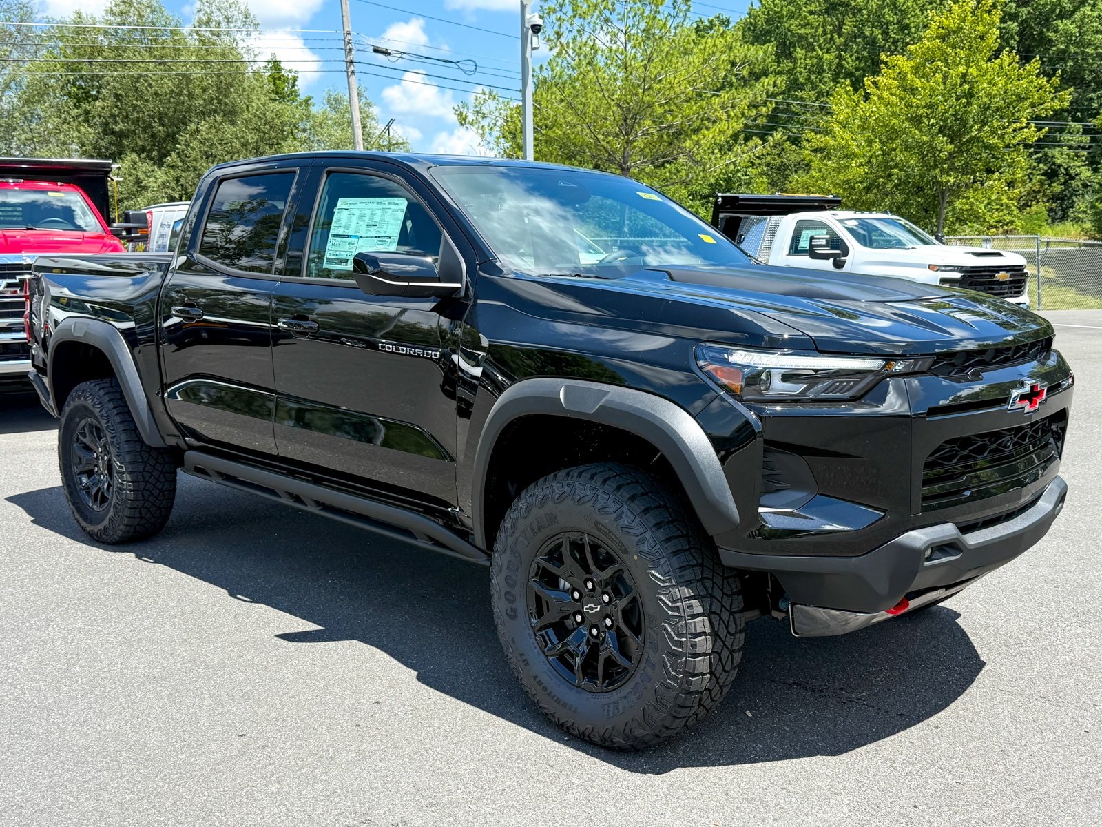 Photo view of 2025 Chevrolet Colorado in Black