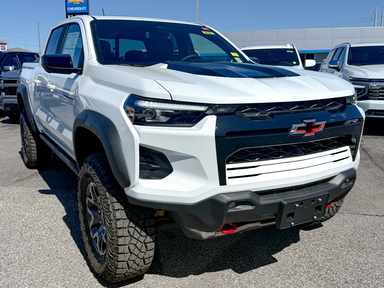Photo view of 2026 Chevrolet Colorado in White