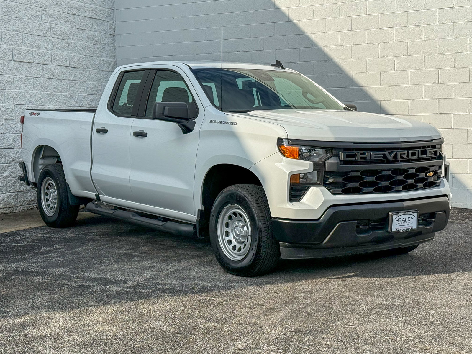 Photo view of 2024 Chevrolet Silverado 1500 in White