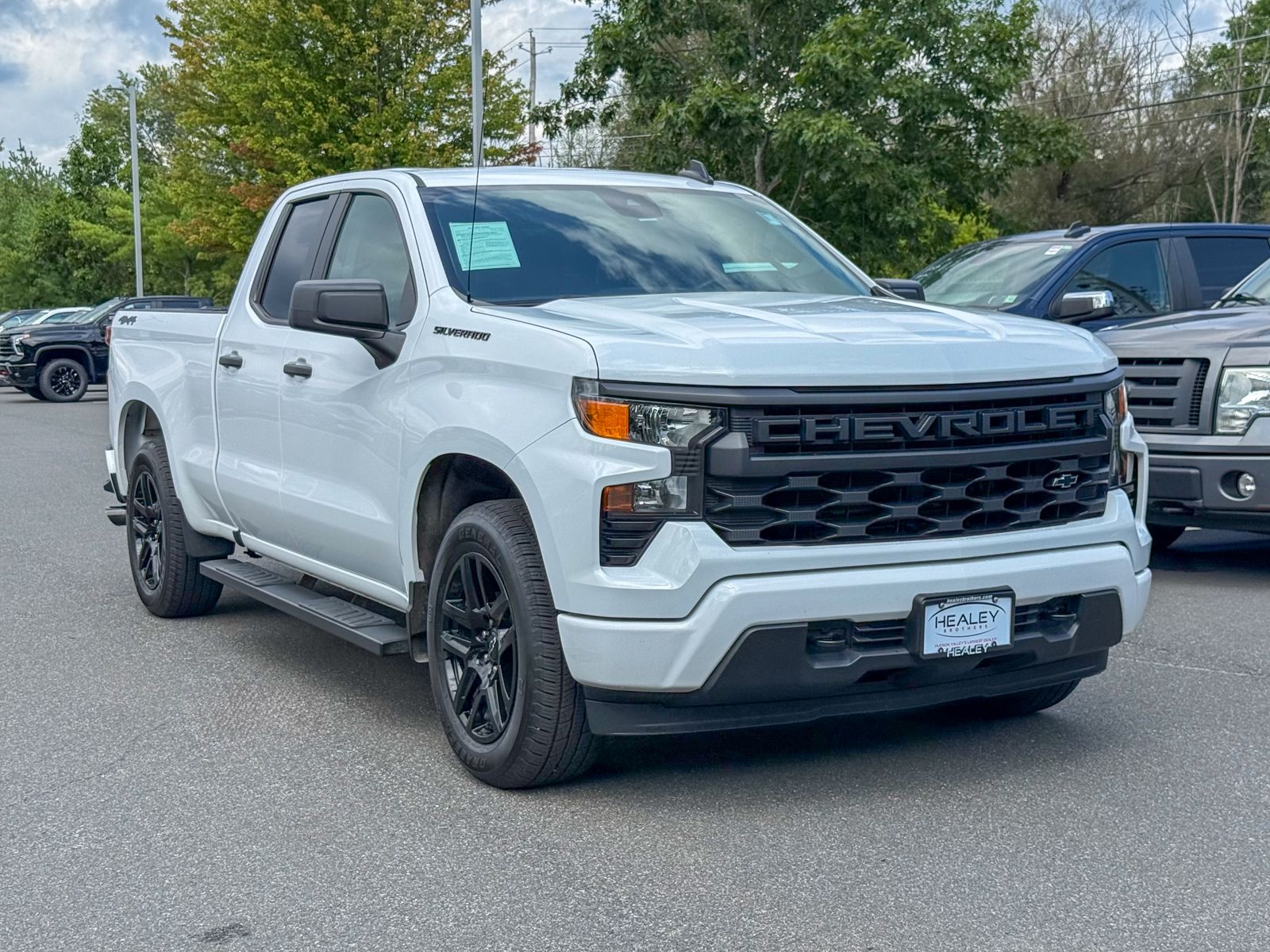 Photo view of 2024 Chevrolet Silverado 1500 in White