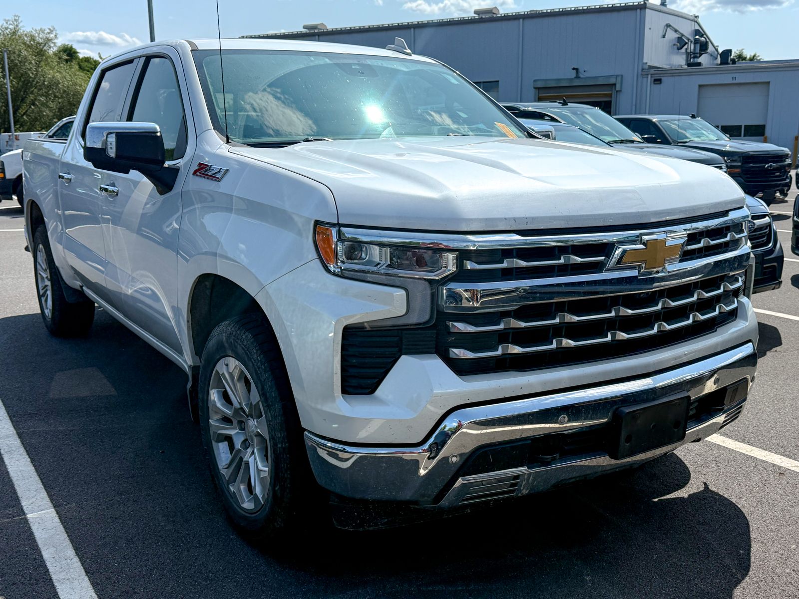 Photo view of 2024 Chevrolet Silverado 1500 in White