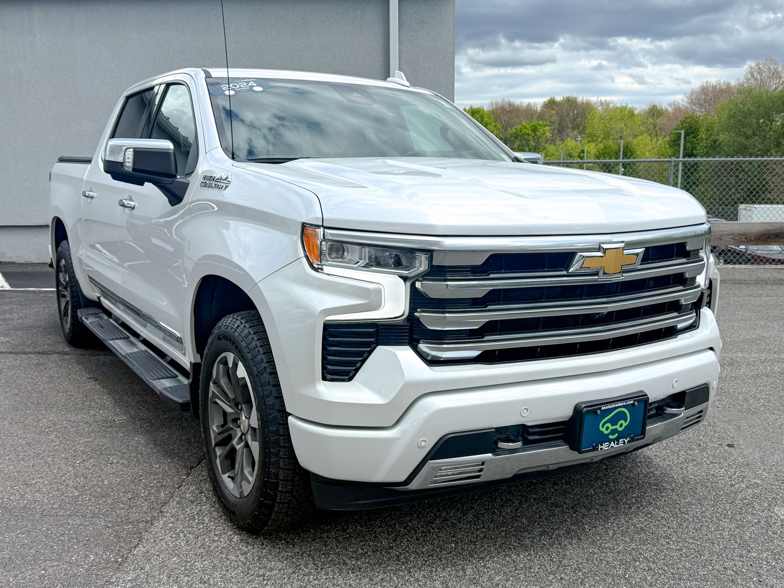 Photo view of 2024 Chevrolet Silverado 1500 in White