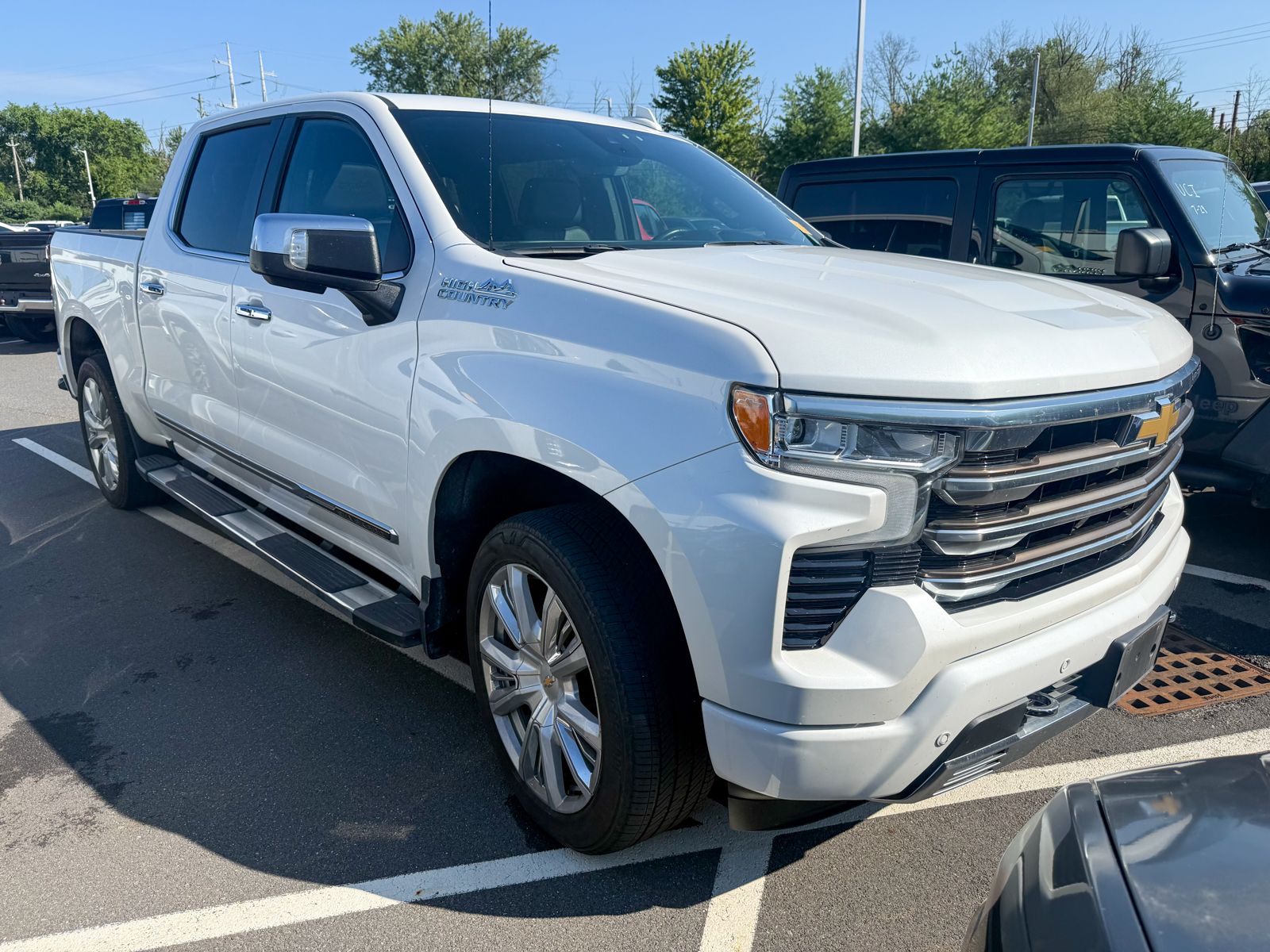 Photo view of 2022 Chevrolet Silverado 1500 in White