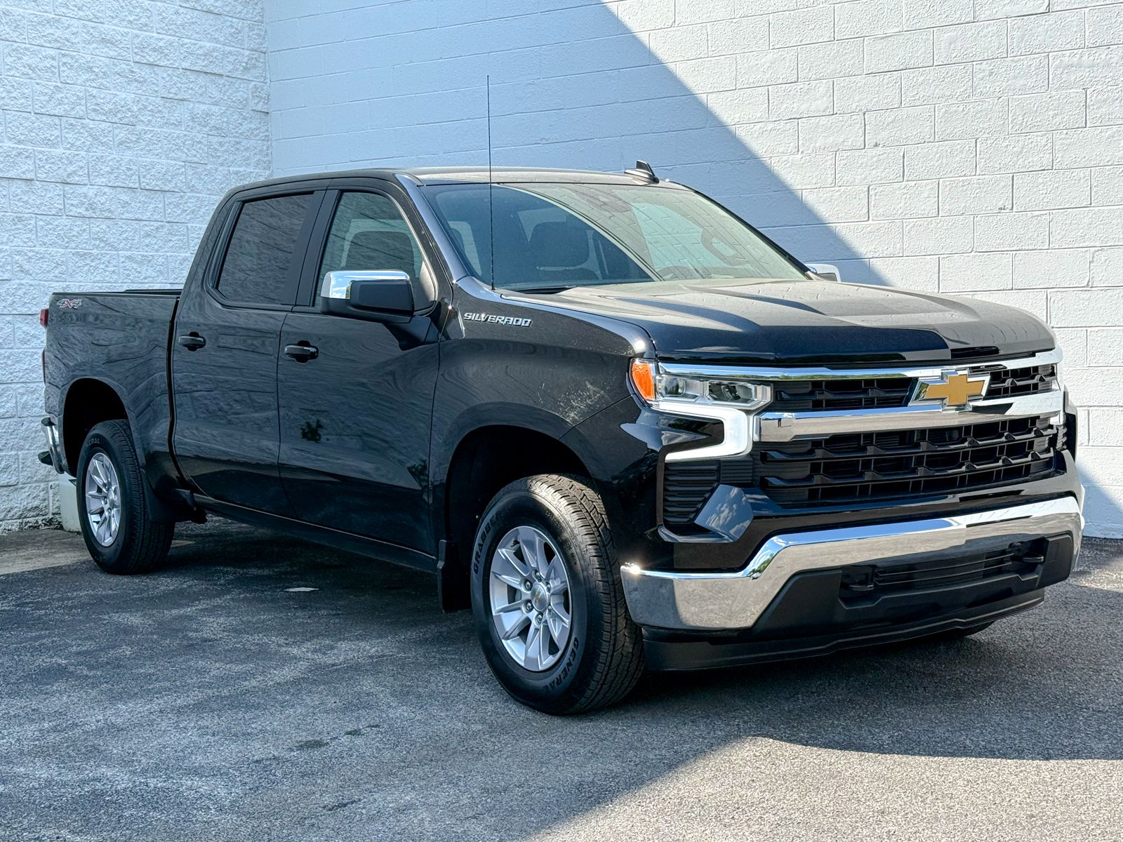 Photo view of 2026 Chevrolet Silverado 1500 in Black
