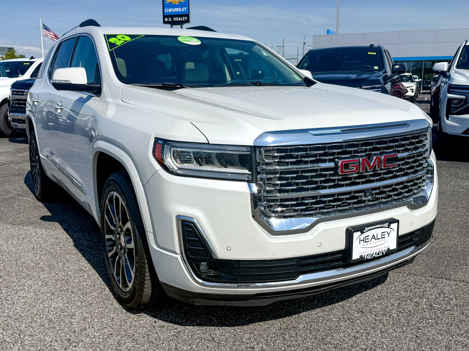 Photo view of 2020 GMC Acadia in White