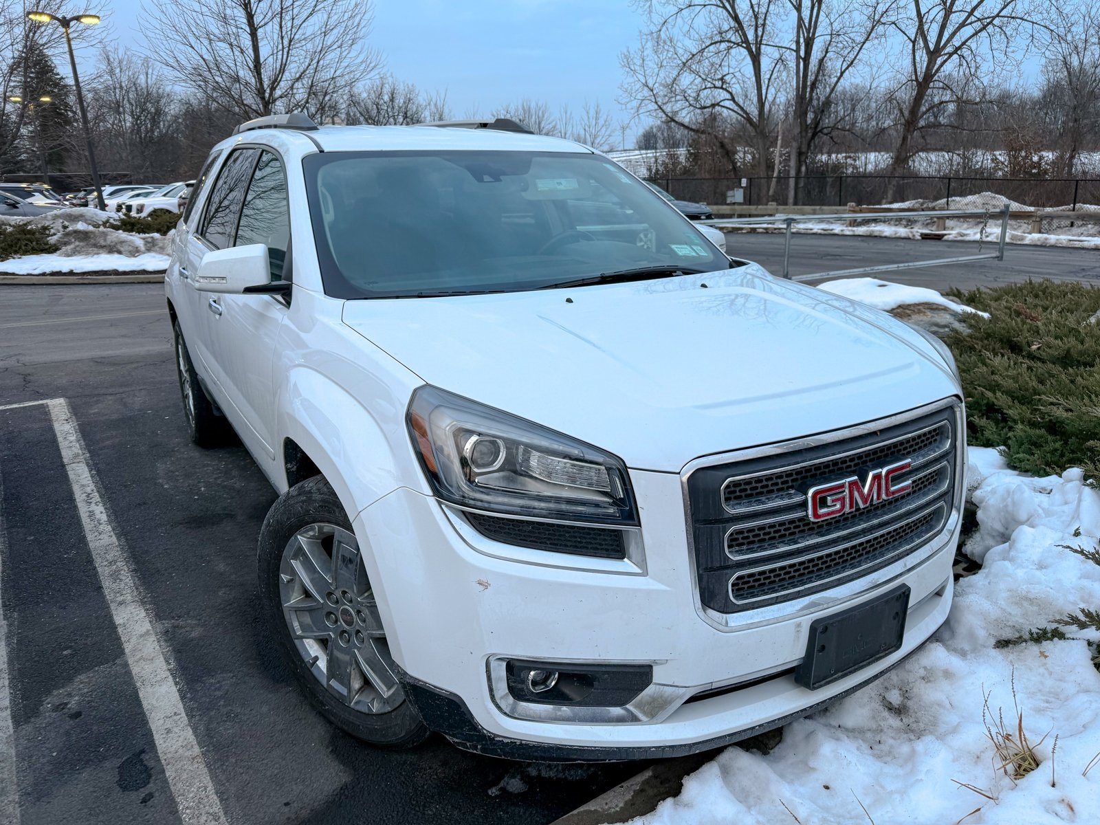 Photo view of 2017 GMC Acadia Limited in White