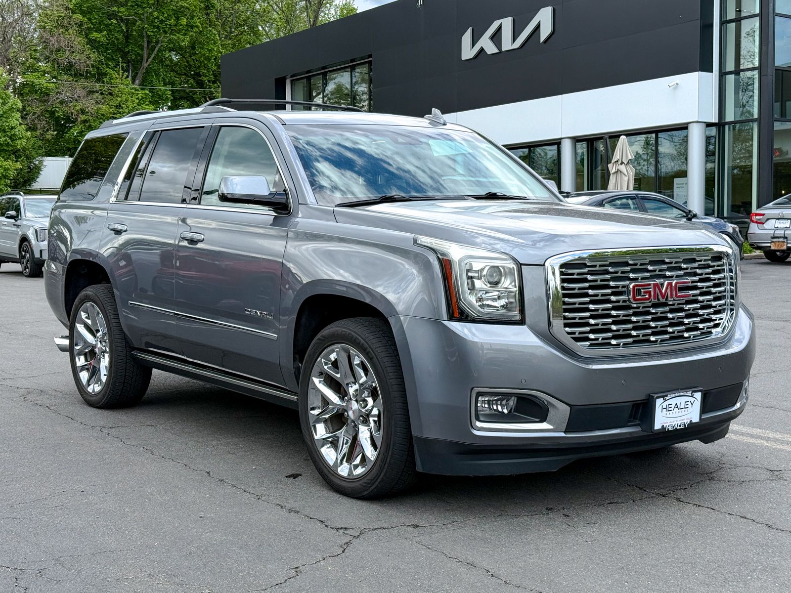 Photo view of 2020 GMC Yukon in Gray