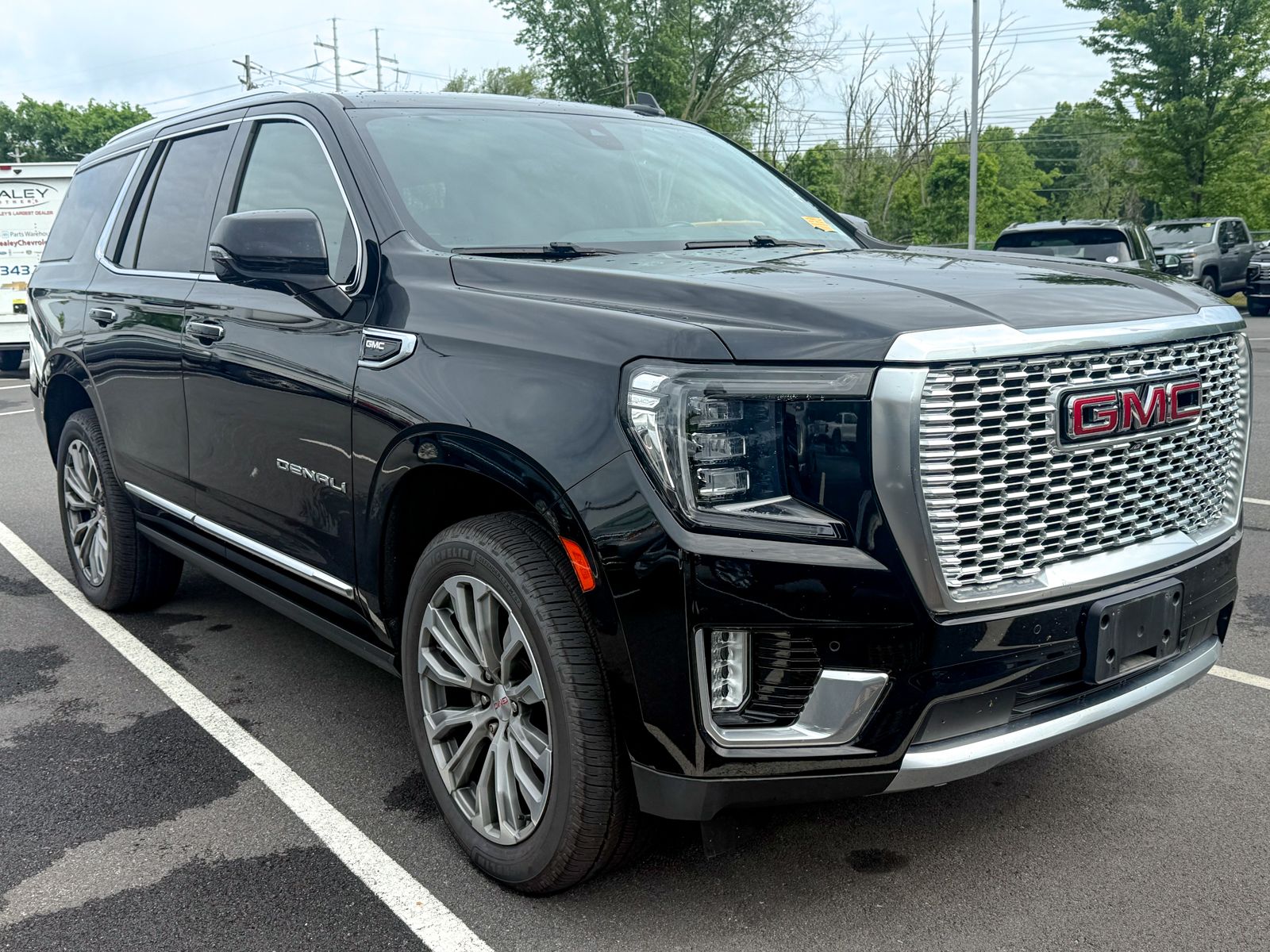 Photo view of 2021 GMC Yukon in Black