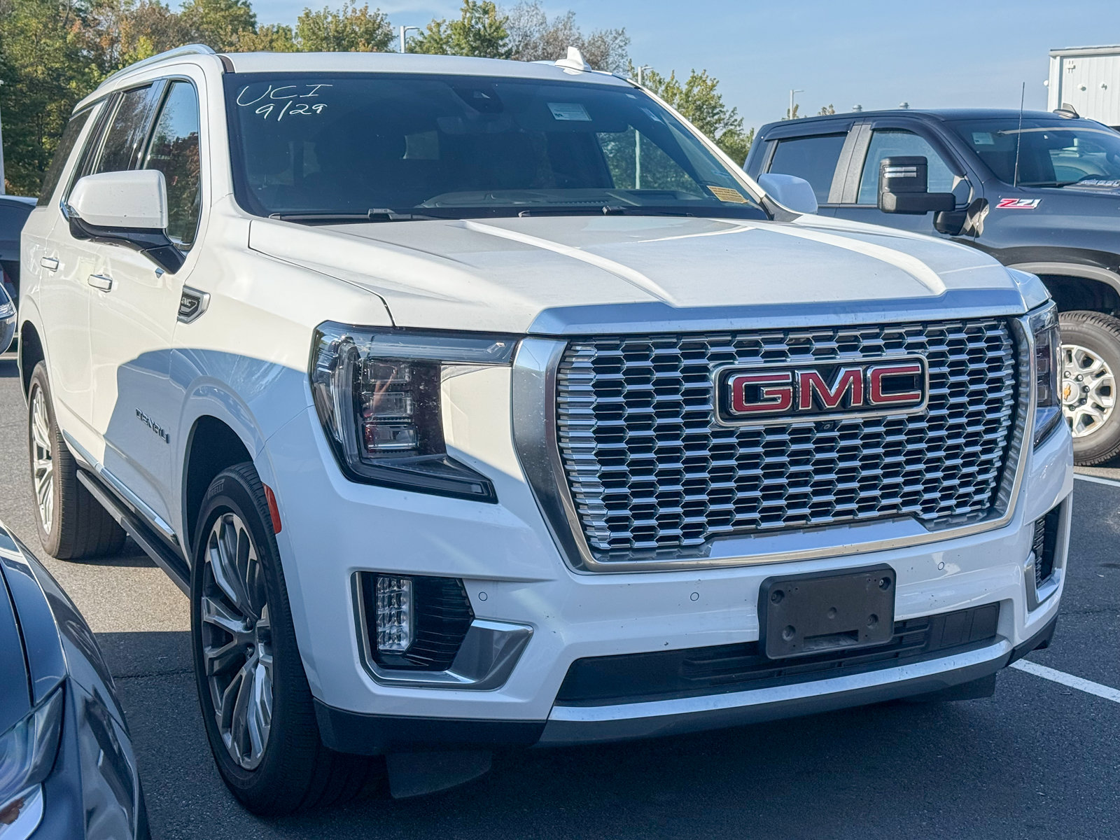 Photo view of 2021 GMC Yukon in White