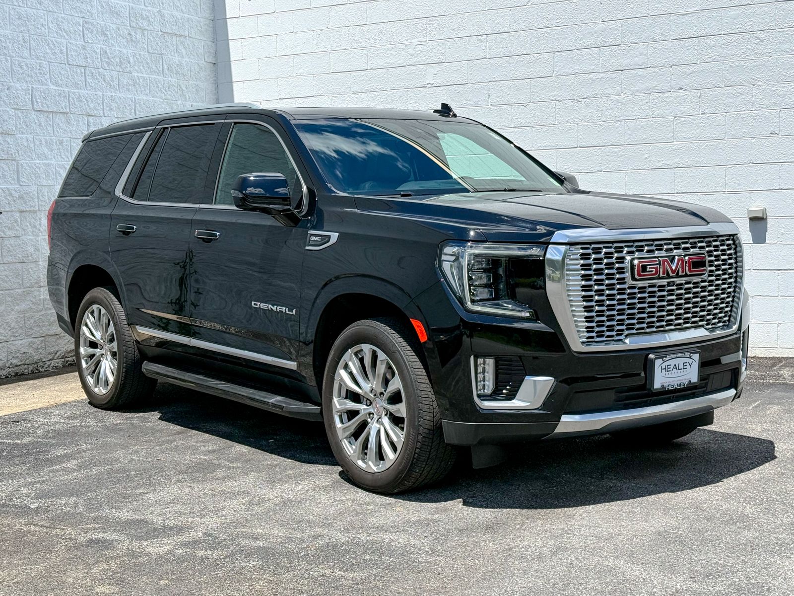 Photo view of 2024 GMC Yukon in Black