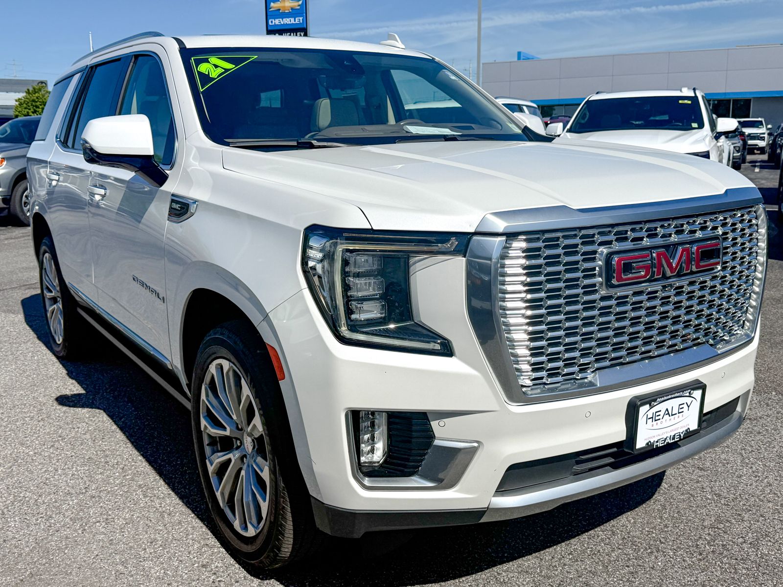 Photo view of 2021 GMC Yukon in White