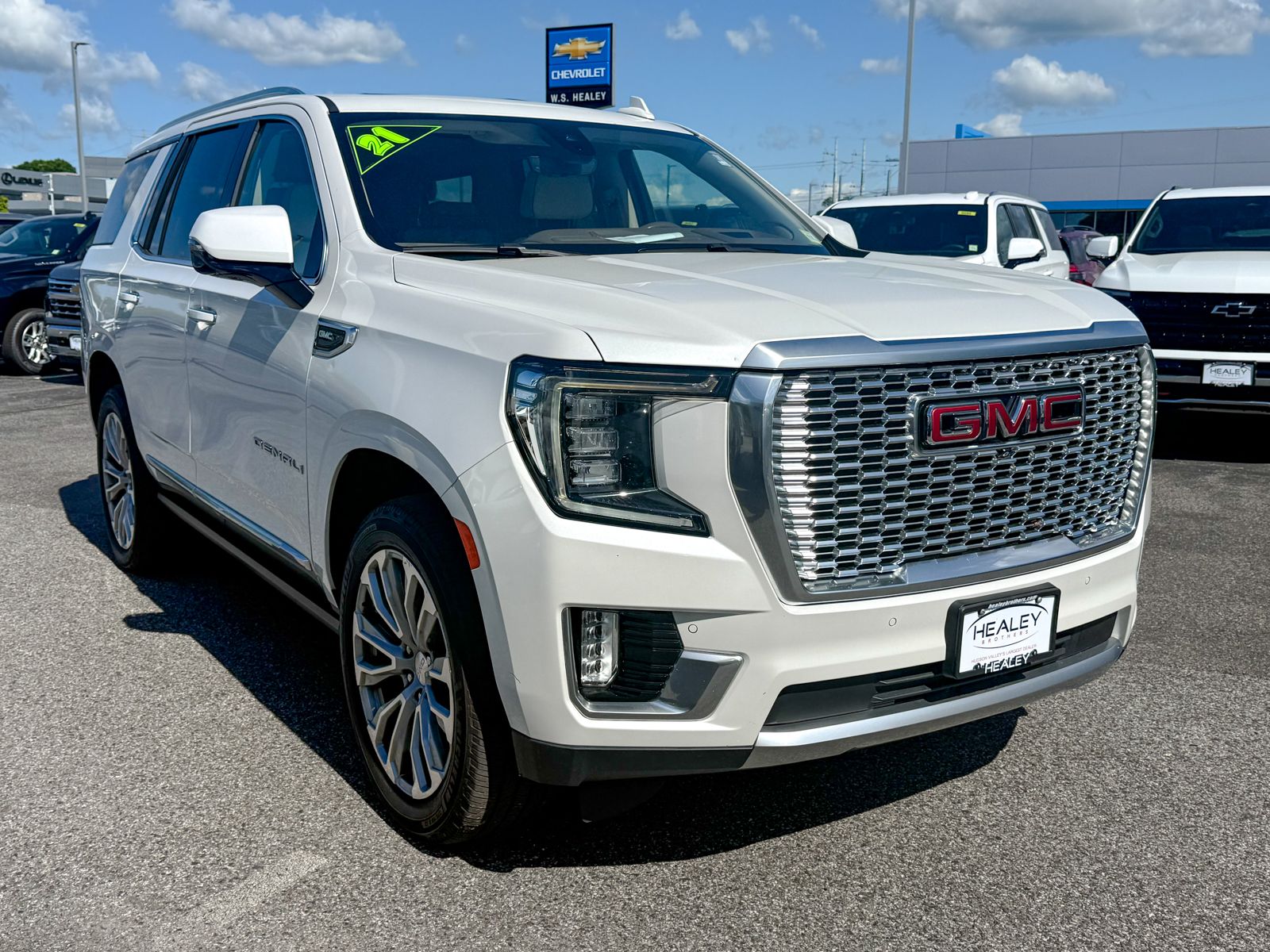 Photo view of 2021 GMC Yukon in White