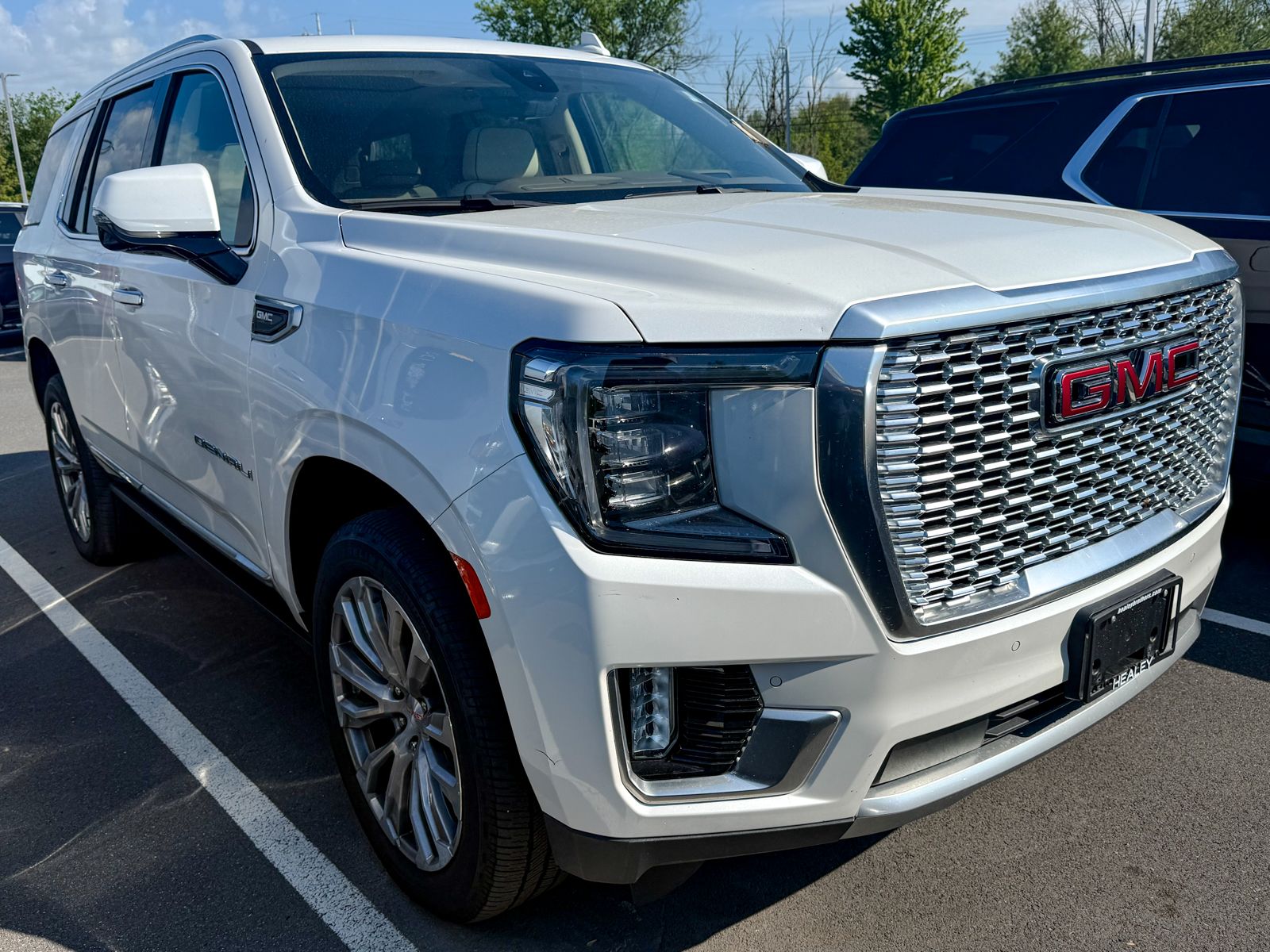 Photo view of 2021 GMC Yukon in White