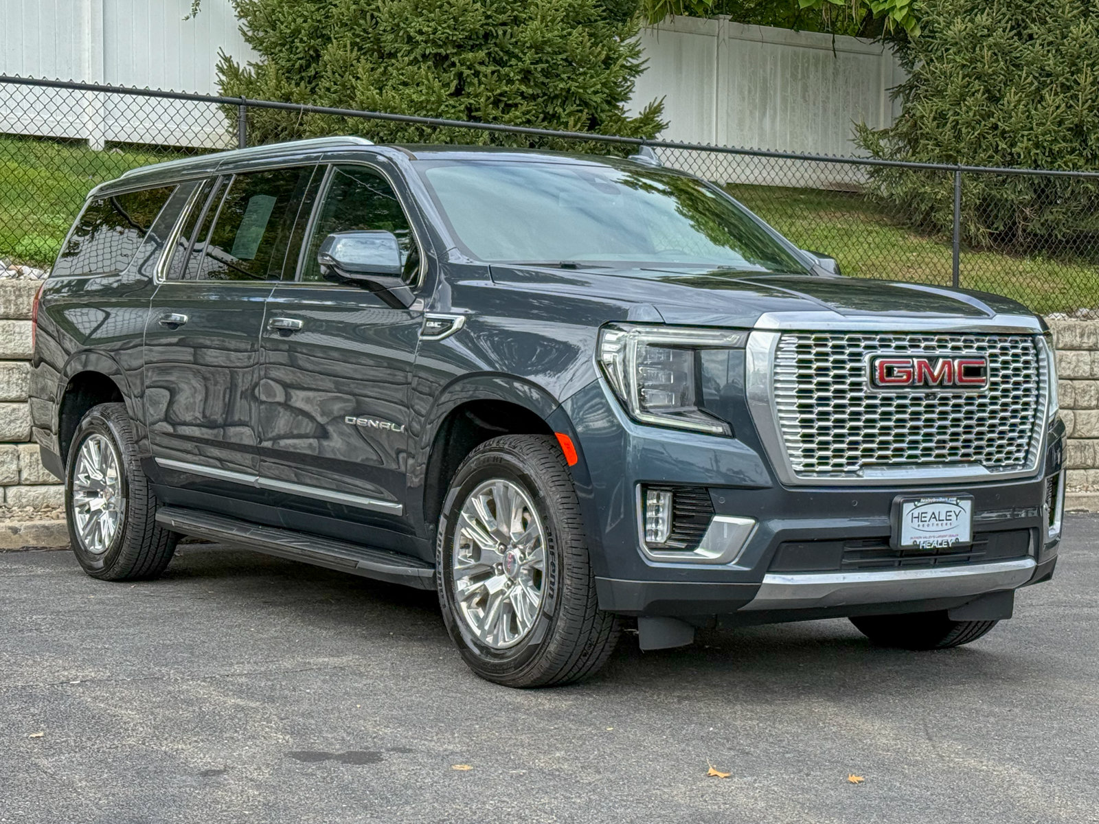 Photo view of 2021 GMC Yukon XL in Gray