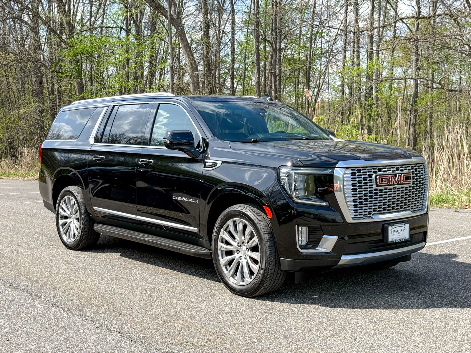 Photo view of 2023 GMC Yukon XL in Black