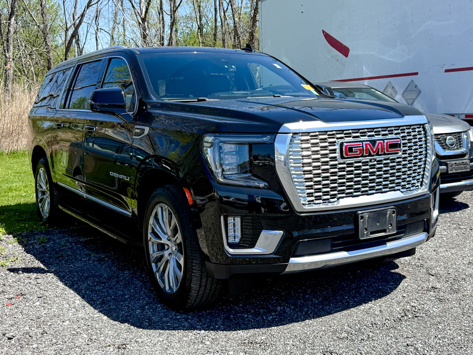Photo view of 2023 GMC Yukon XL in Black