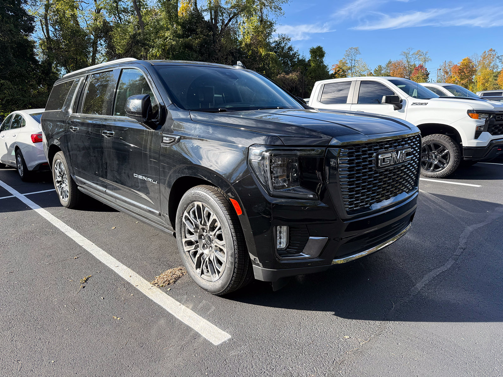 Photo view of 2023 GMC Yukon XL in Black