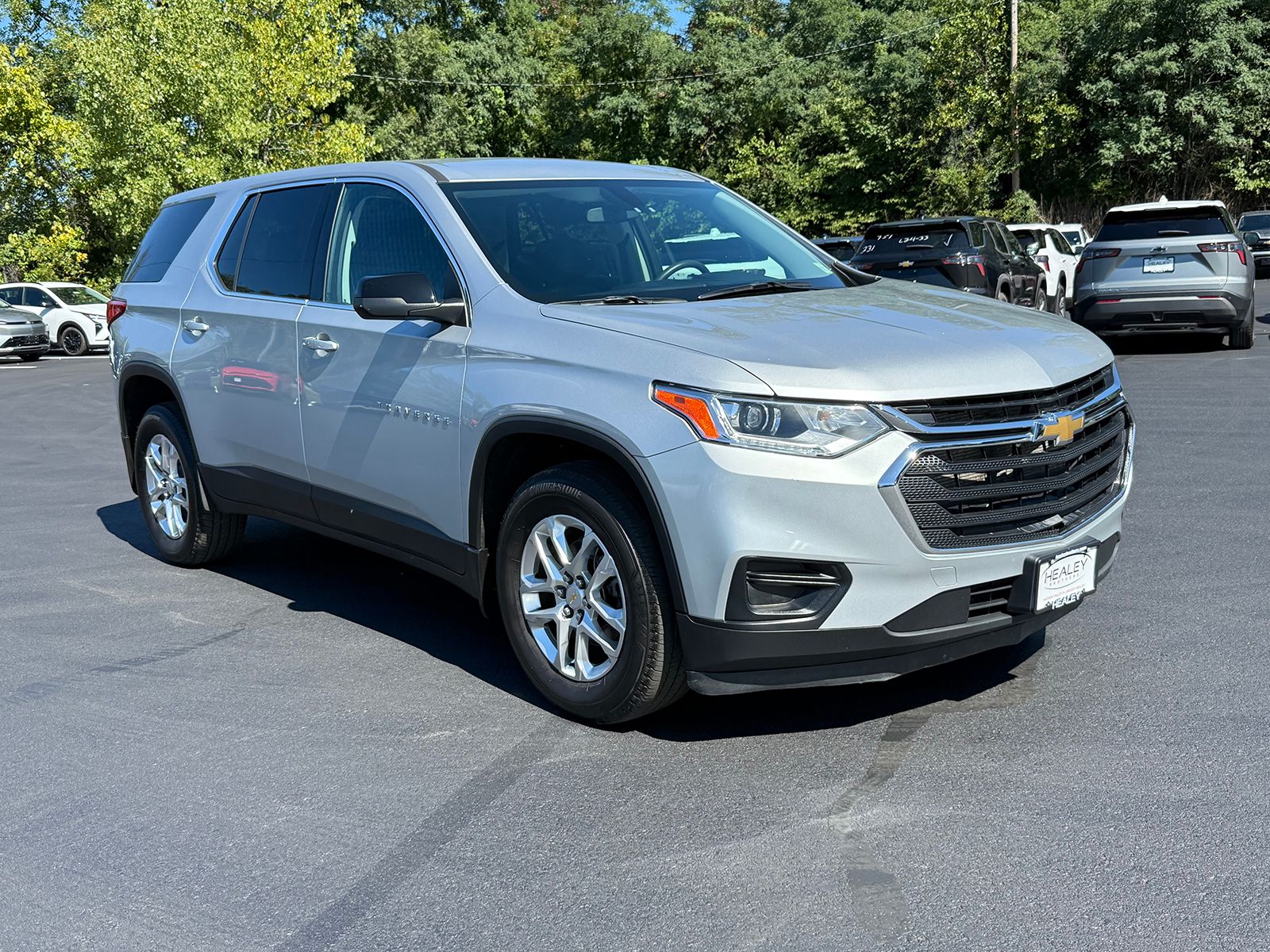 Photo view of 2021 Chevrolet Traverse in Gray
