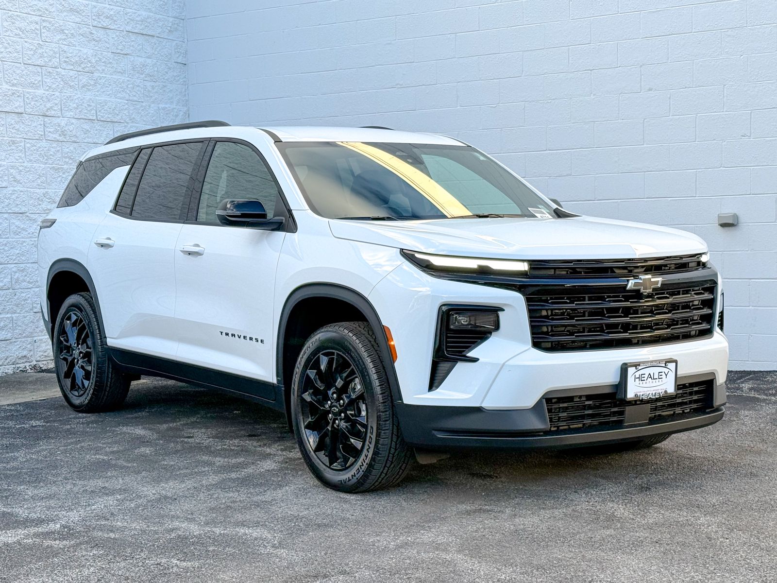 Photo view of 2026 Chevrolet Traverse in White