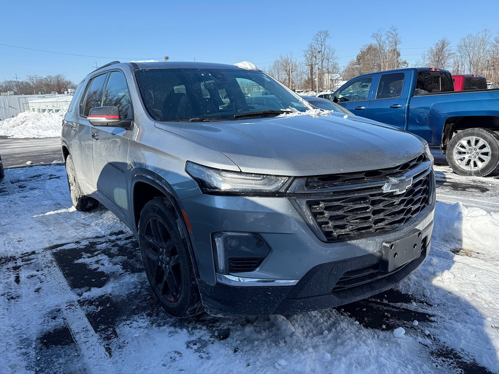 Photo view of 2023 Chevrolet Traverse in Gray