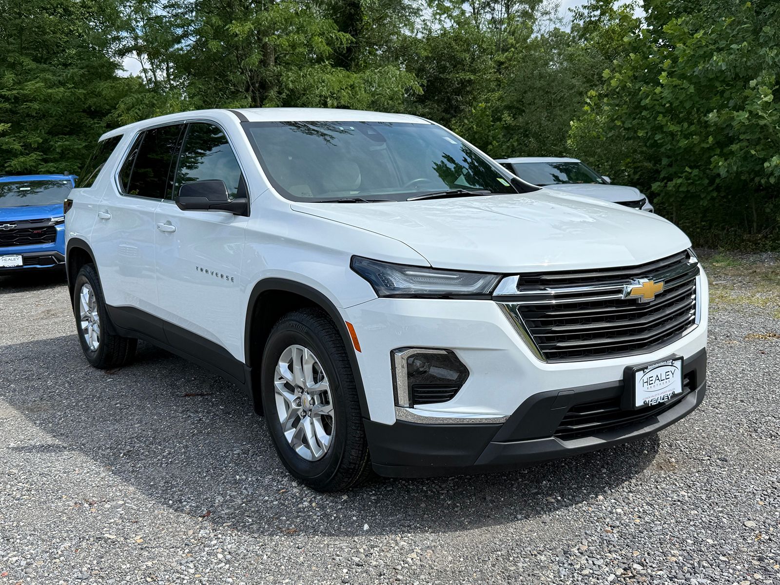 Photo view of 2022 Chevrolet Traverse in White