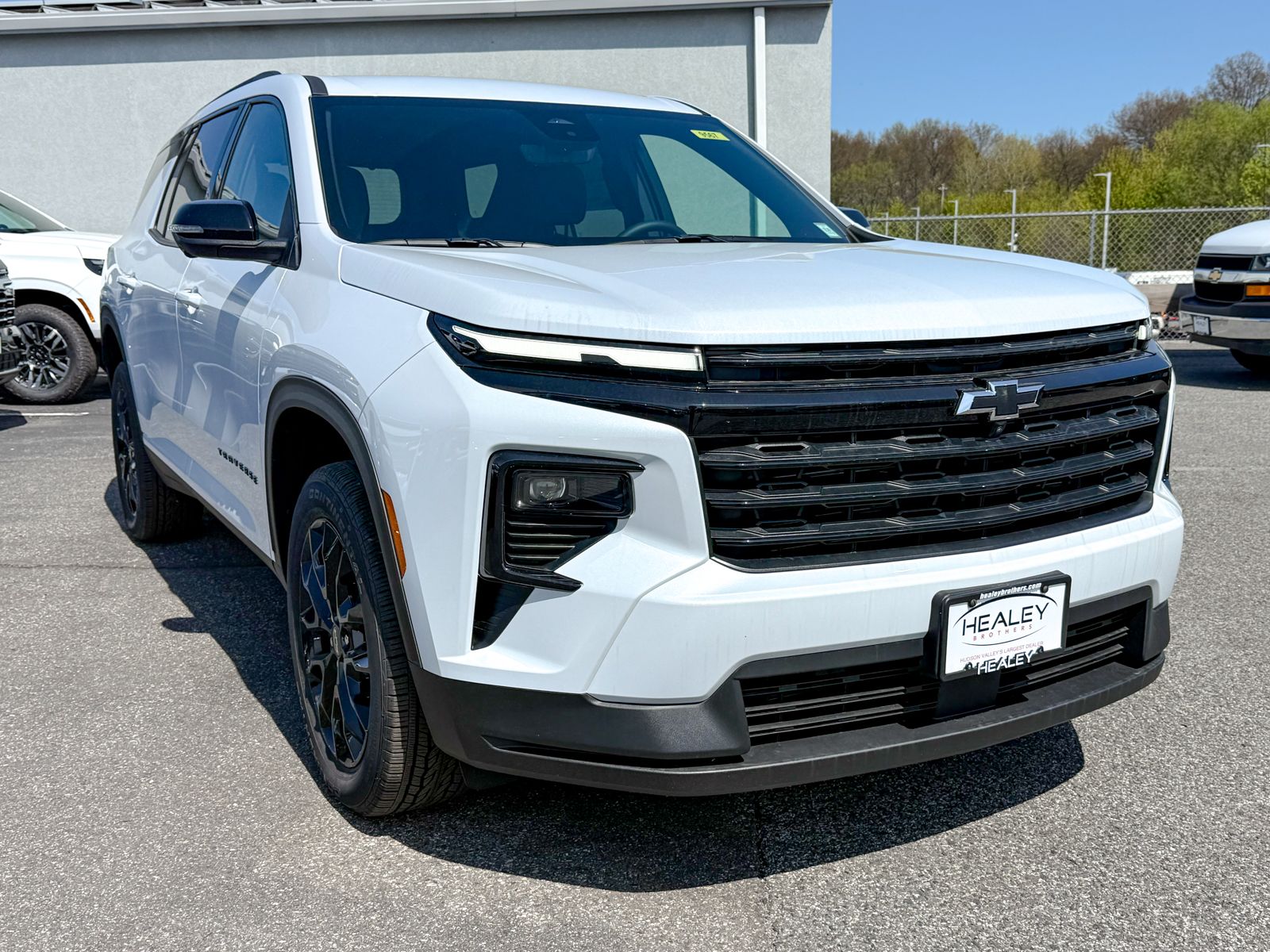 Photo view of 2026 Chevrolet Traverse in White
