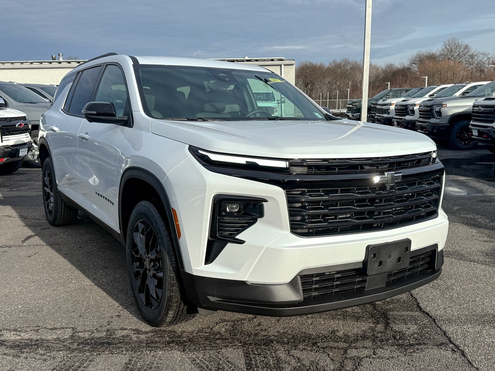 Photo view of 2026 Chevrolet Traverse in White