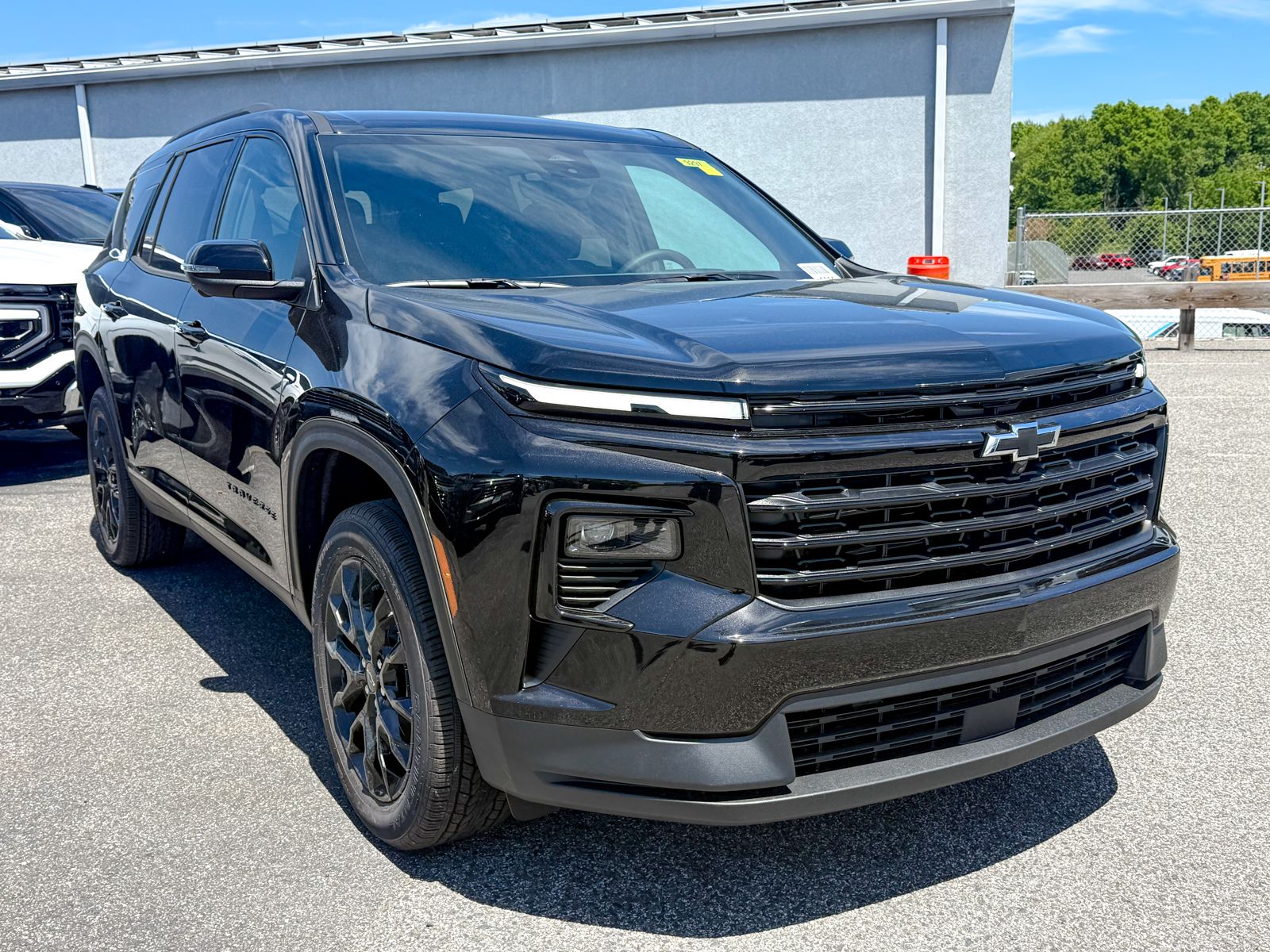 Photo view of 2026 Chevrolet Traverse in Black