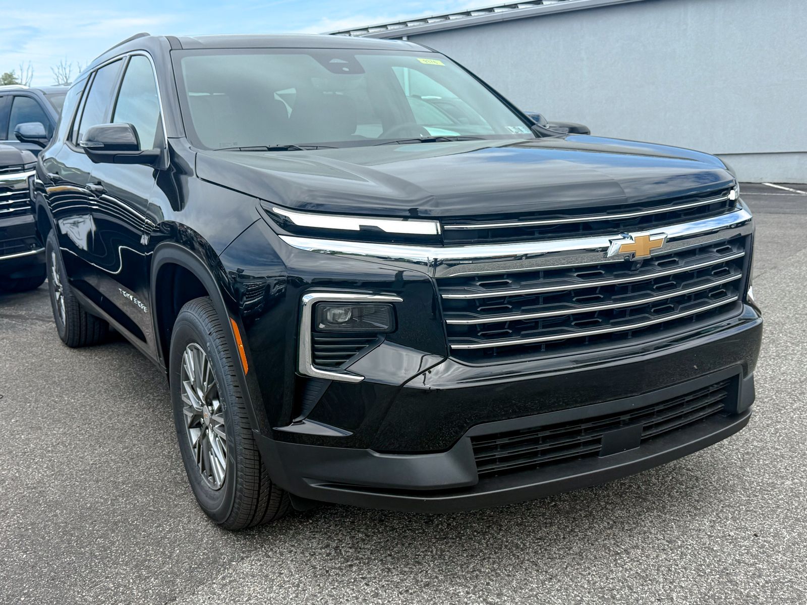Photo view of 2026 Chevrolet Traverse in Black