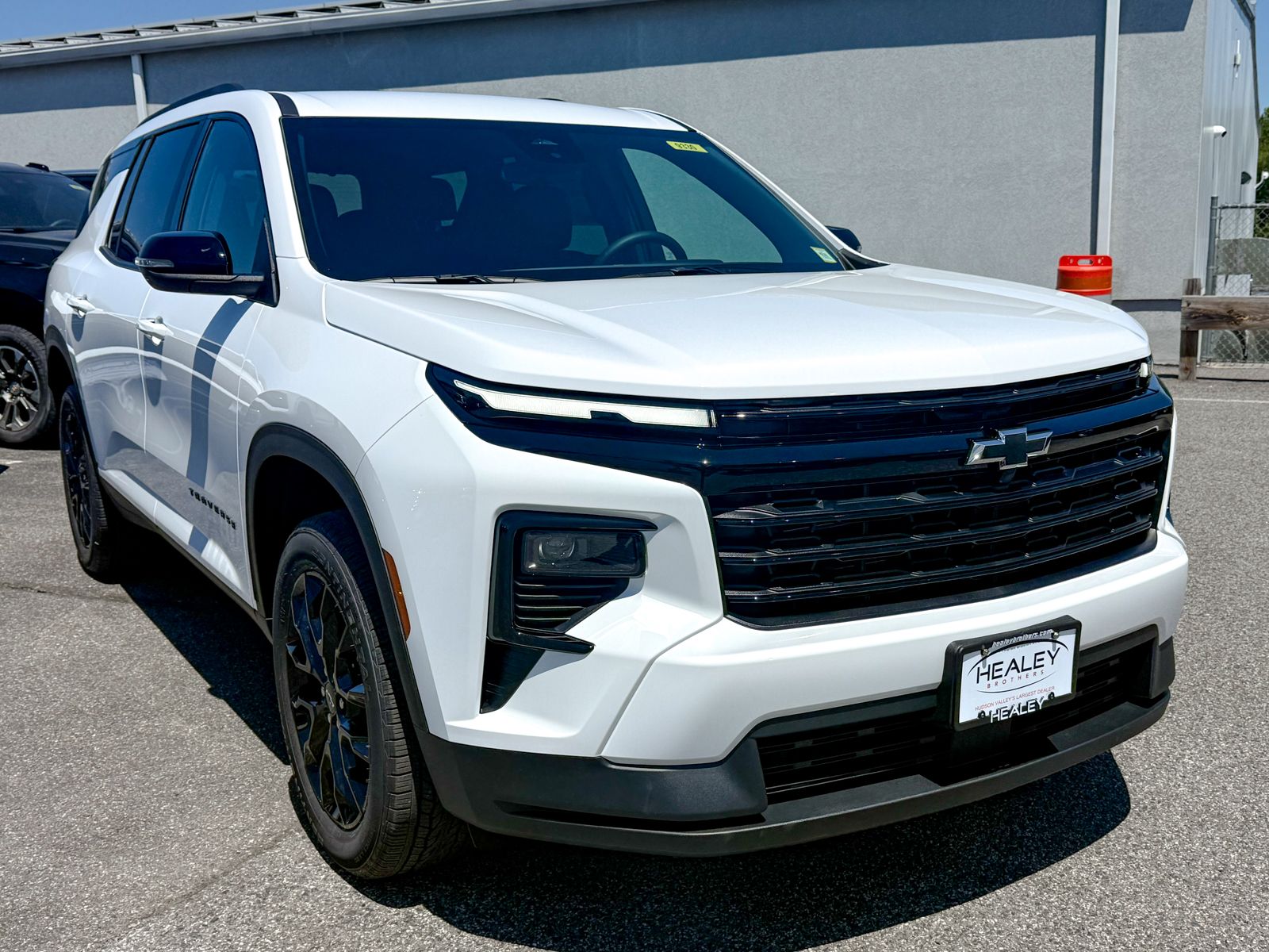 Photo view of 2026 Chevrolet Traverse in White