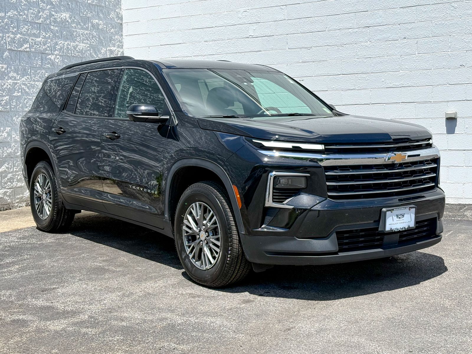 Photo view of 2024 Chevrolet Traverse in Black