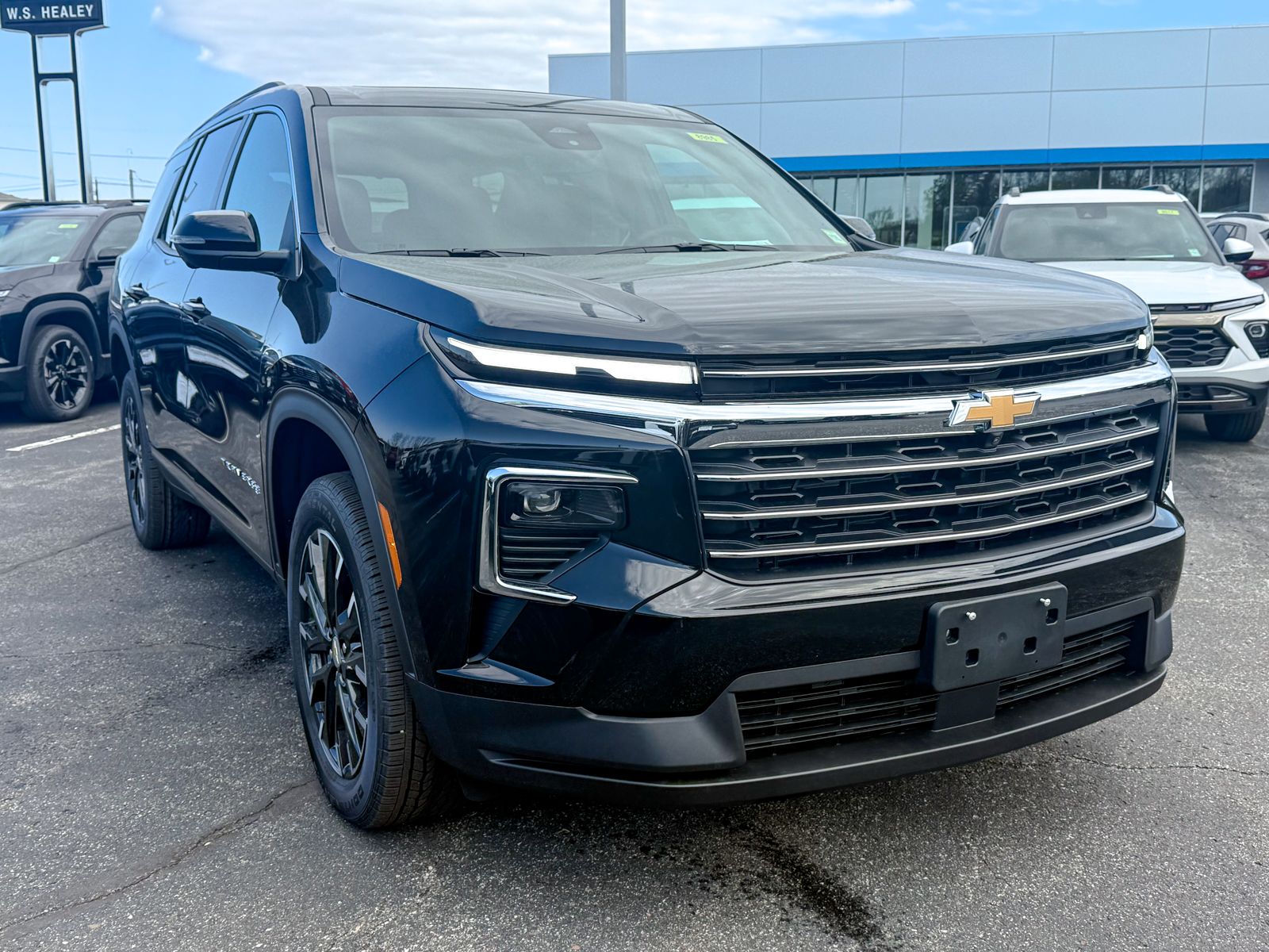 Photo view of 2026 Chevrolet Traverse in Black