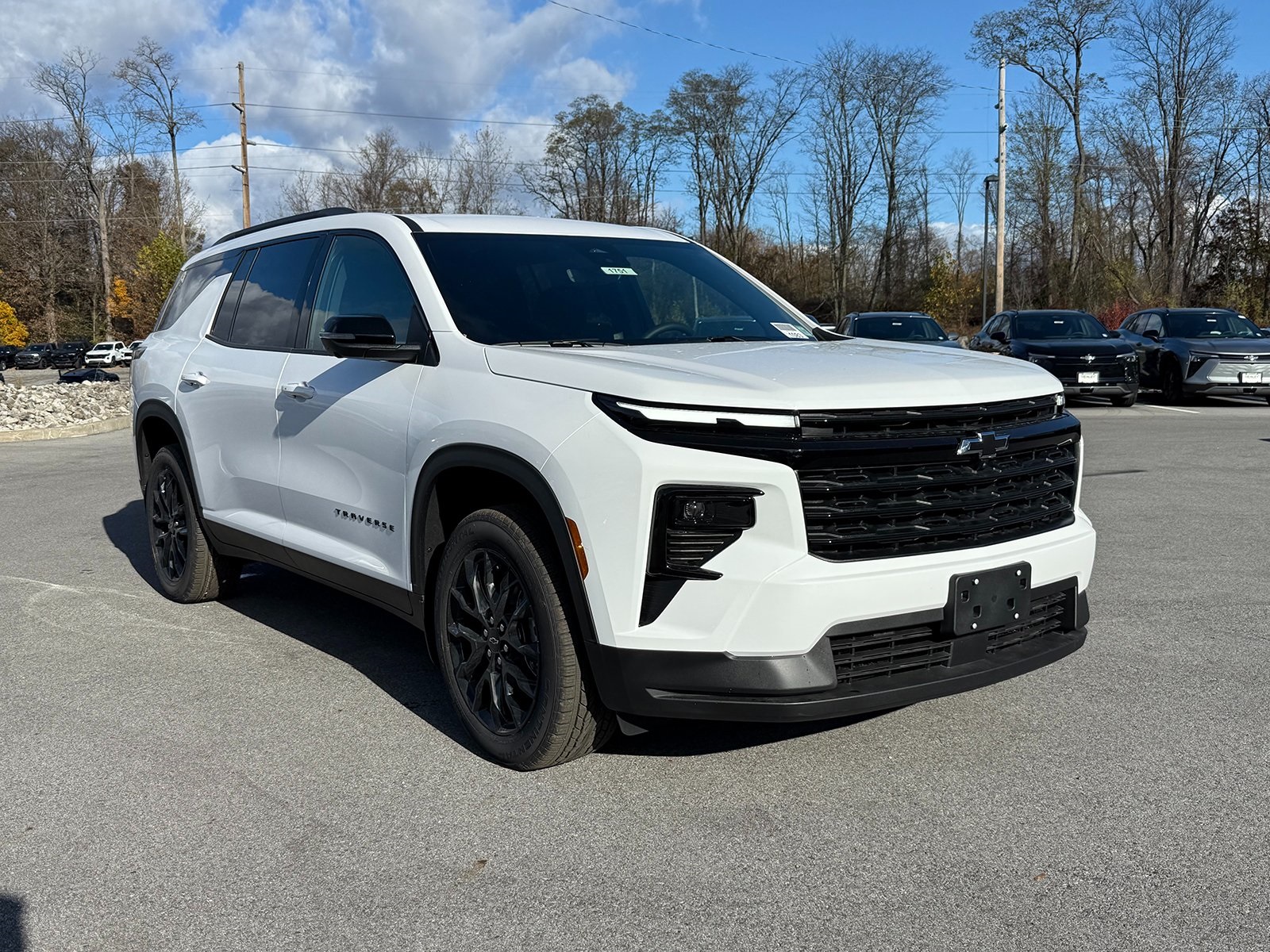 Photo view of 2026 Chevrolet Traverse in White
