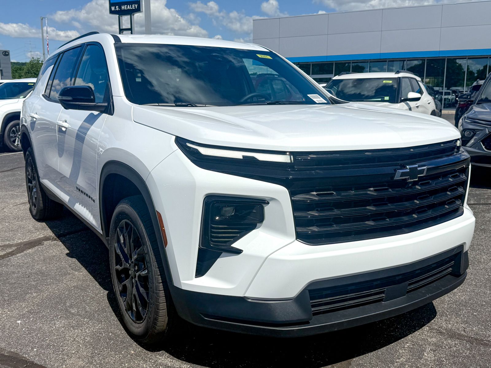 Photo view of 2026 Chevrolet Traverse in White